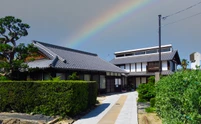 虹のかかった日本家屋