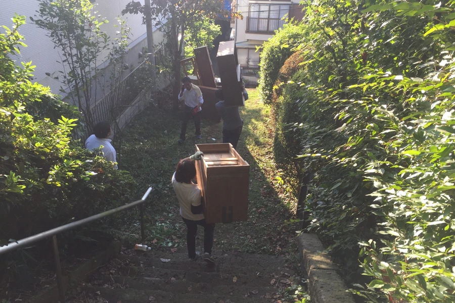 川崎市の遺品整理で長い階段上の住居に挑戦しました。
