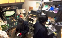 横浜ベスト遺品整理社の遺品整理での作業風景（制服は欠かしません）
