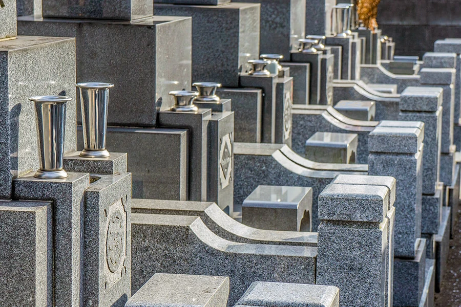 遺品整理とお墓：無縁仏を防ぐ「墓じまい」の費用と方法