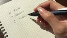 料金を手書きで比較している画像