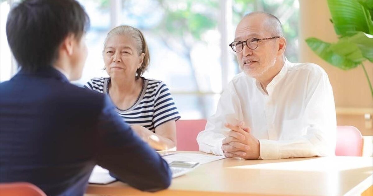 相続についての話を聞く夫婦の画像