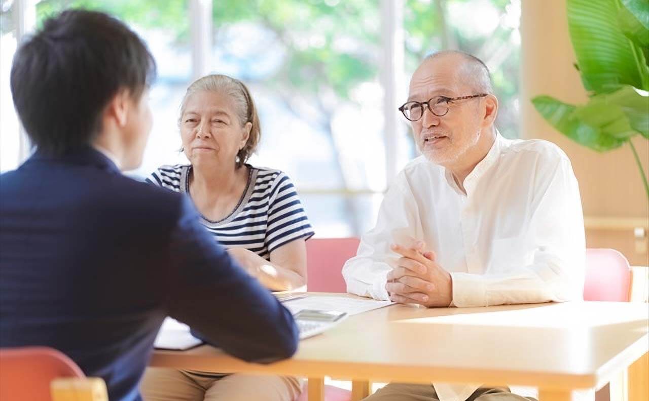 相続についての話を聞く夫婦の画像