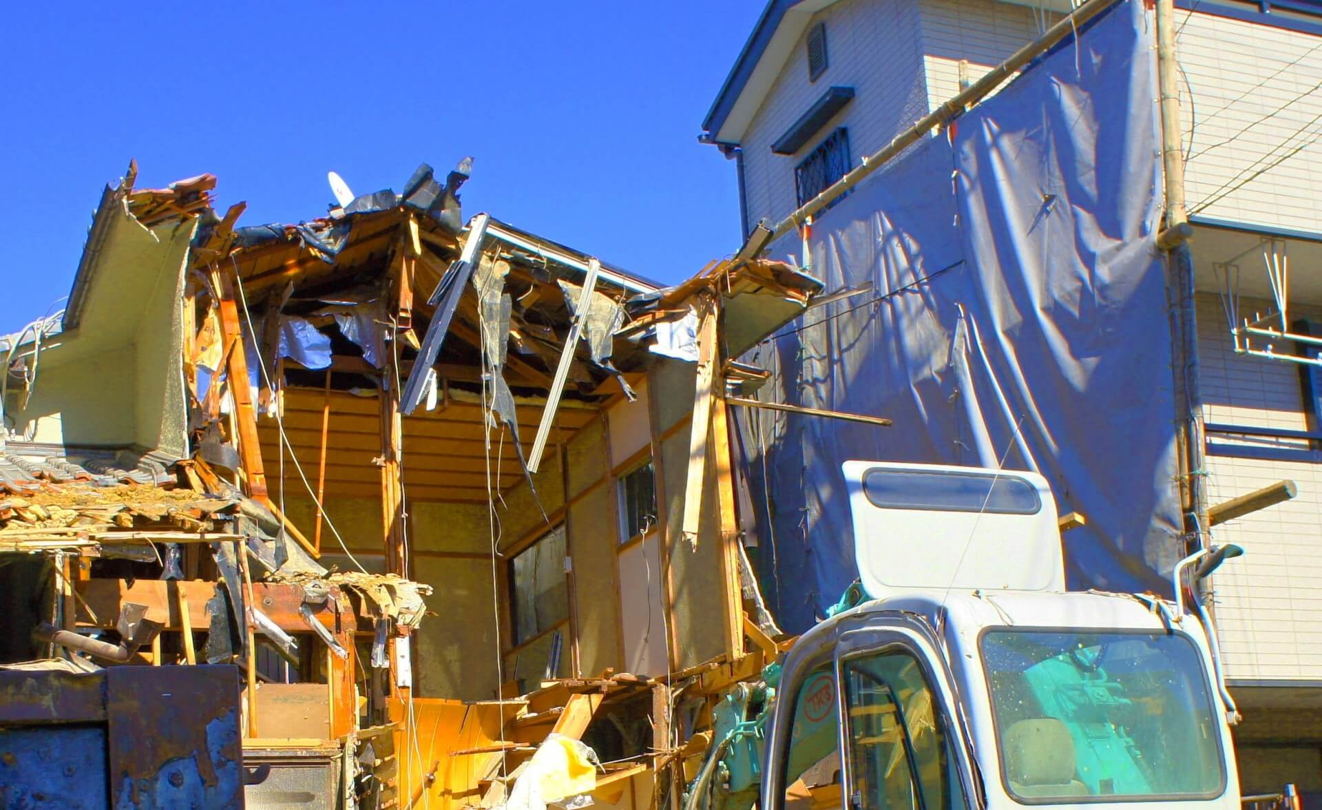 解体されている建物の画像