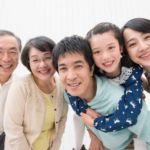 家族が一緒に映った画像