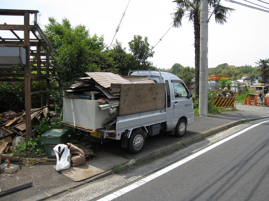 倉庫の基礎を取り壊す写真