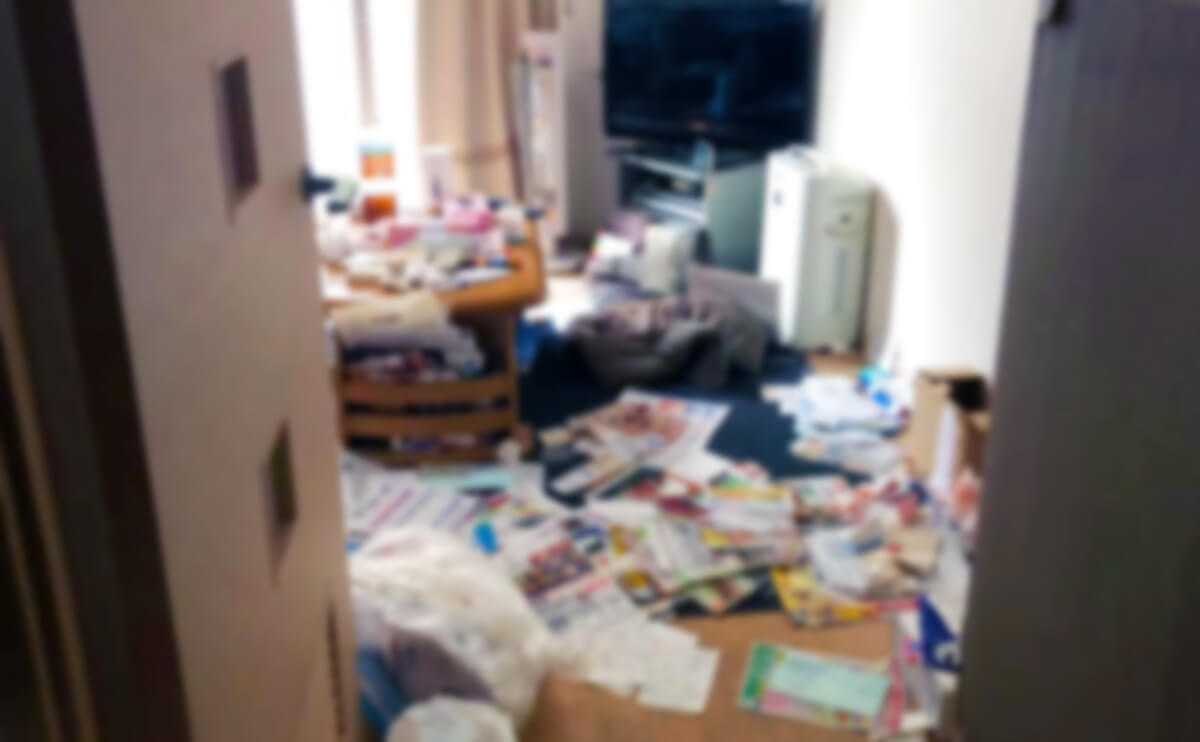 散らかった部屋の画像