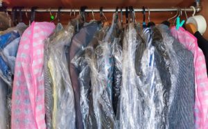 クローゼットの中の洋服(遺品整理で服などの多量な衣服は、どうしたらいいのか)