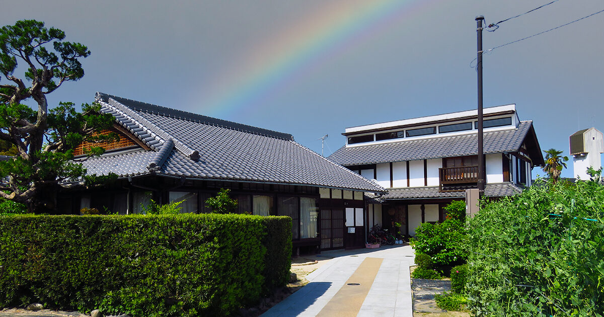 虹のかかった日本家屋