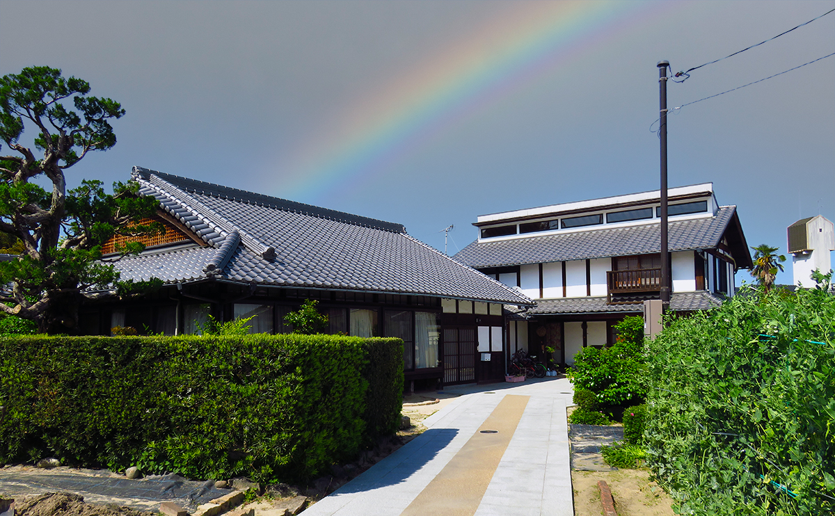 虹のかかった日本家屋