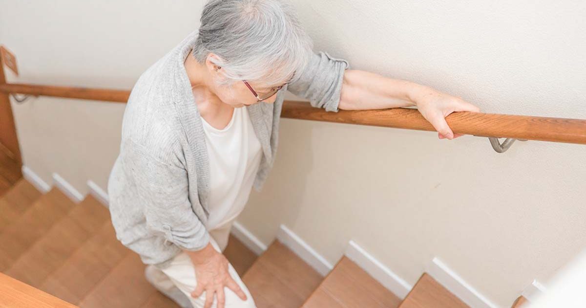 階段を登る女性の画像