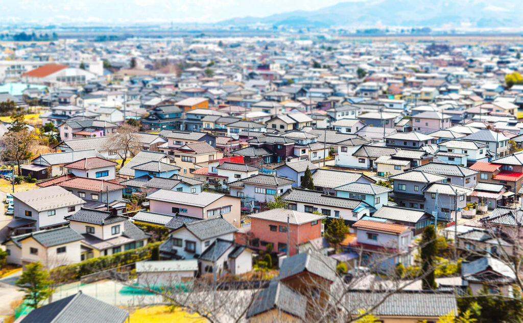 家が立ち並ぶ街の高台からの画像