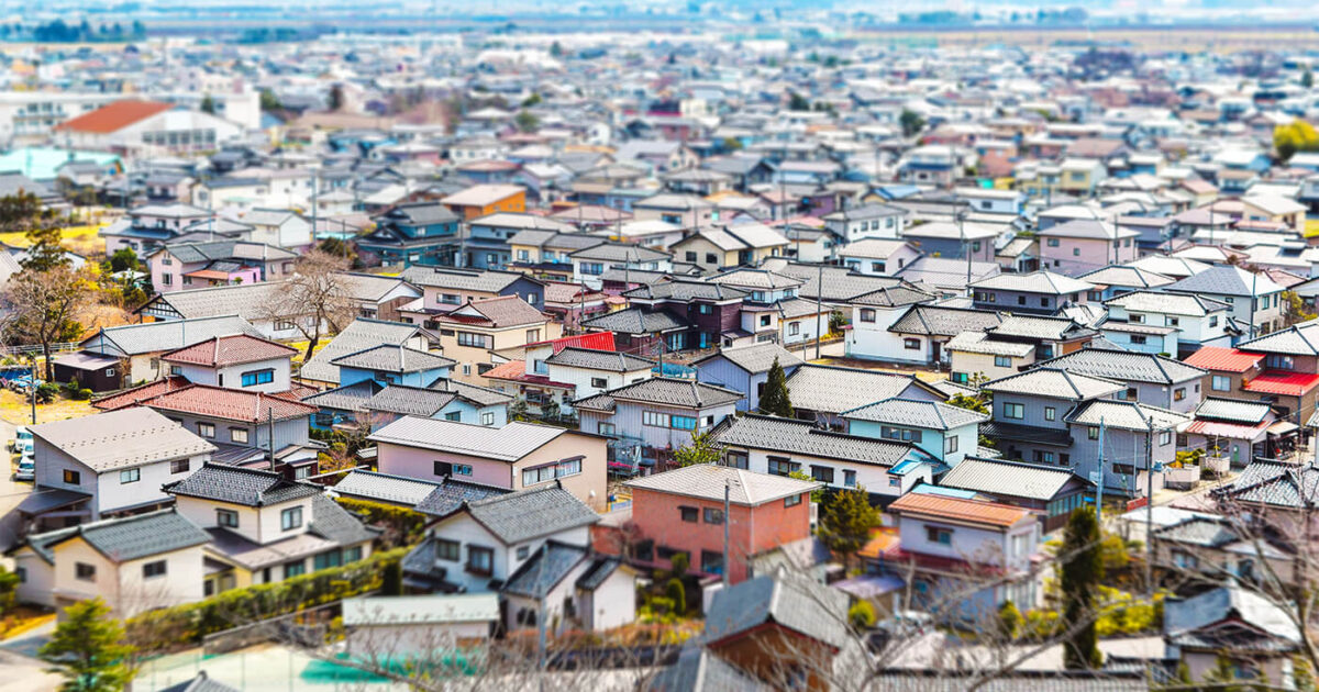 家が立ち並ぶ街の高台からの画像